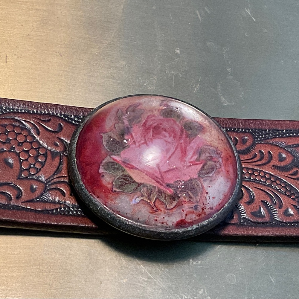 Vintage tooled Leather Cuff Bracelet with foiled rose encased in lucite XL - Picture 3 of 10